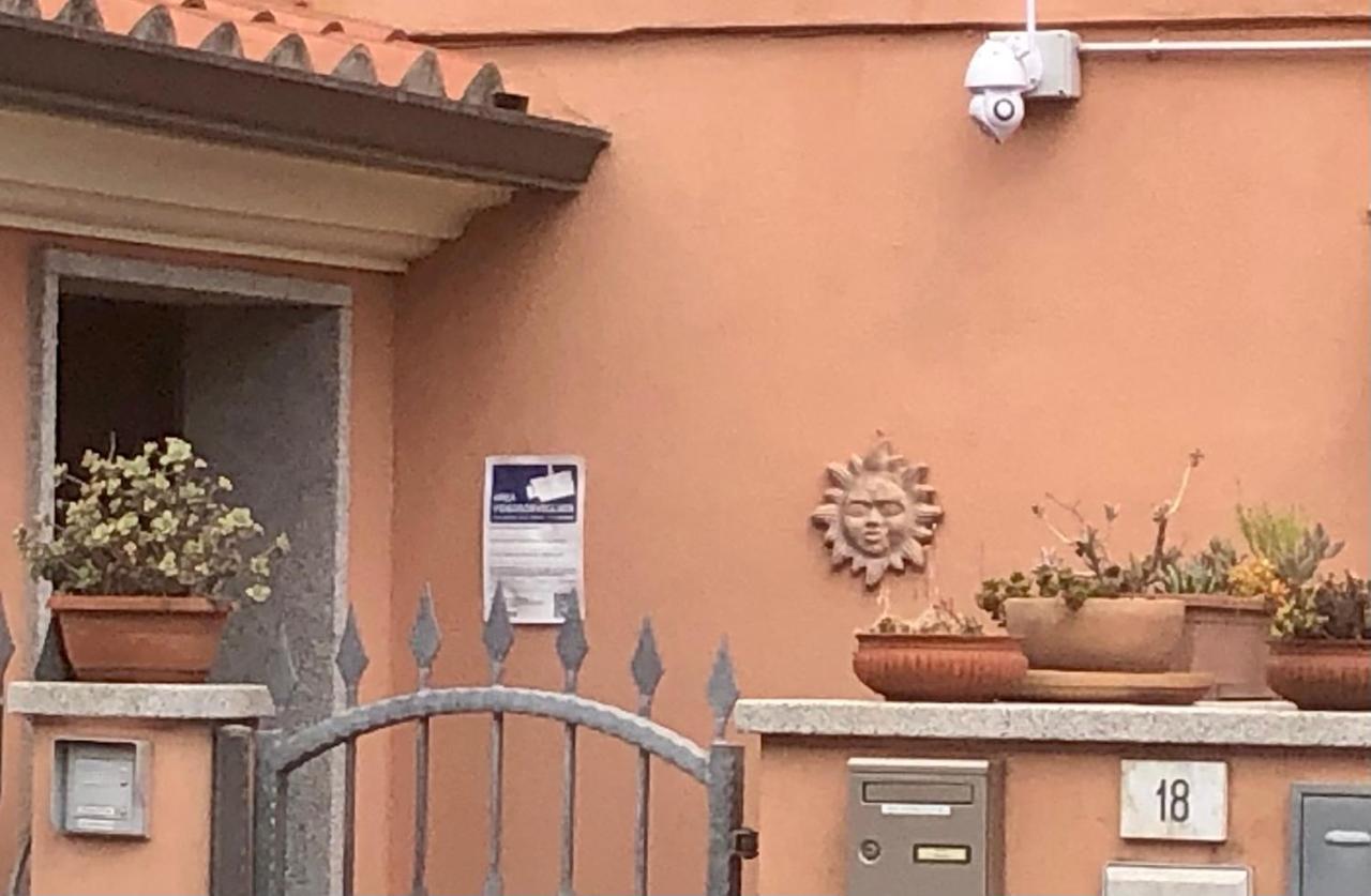אולביה Presso La Maison De Gioel Usufruirai Di Un Appartamento Indipendente Dotato Di Uso Cucina E Lavatrice Arredato In Maniera Funzionale Situato In Ottima Posizione Vicino A Supermercati Caffetterie Pasticcerie Bar Pizzerie E Tanti Altri Servizi מראה חיצוני תמונה
